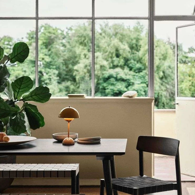 Lampada da Tavolo Portatile – Design Moderno e Illuminazione Nomade