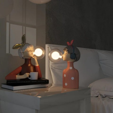 Håndlaget Bordlampe – Unik Design og Nøye Utførelse