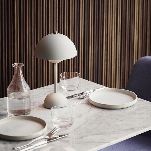 Lampada da Tavolo Portatile – Design Moderno e Illuminazione Nomade