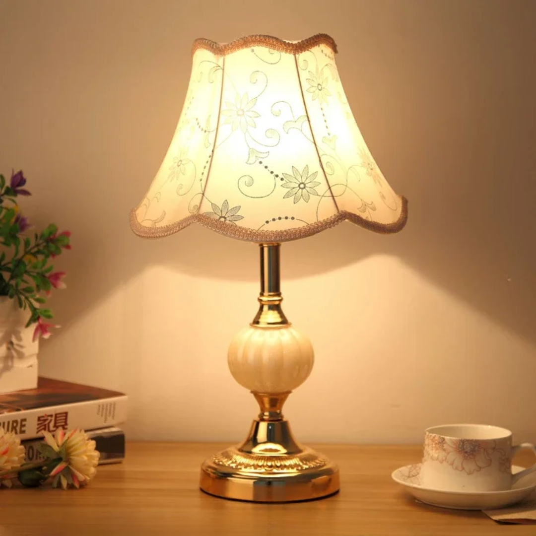 Asztali Dekoratív Lámpa – Vintage Stílus és Időtlen Elegancia