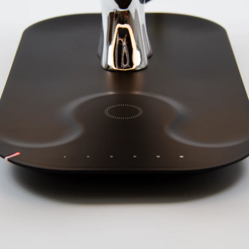 Többfunkciós lámpa — LED világítás, vezeték nélküli töltő és Bluetooth audio