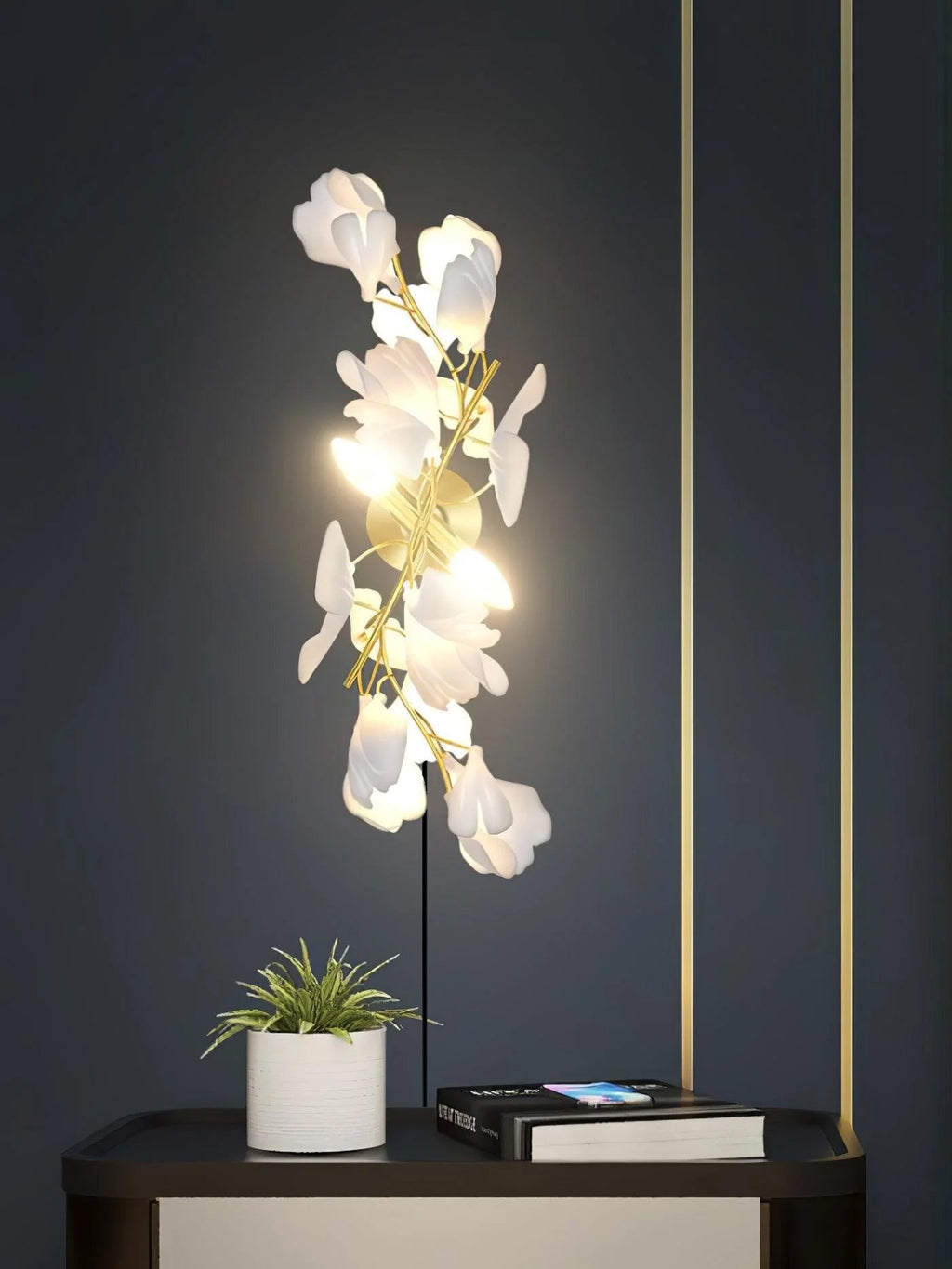 Blomstret vegglampe - Gylden eleganse og mykt lys