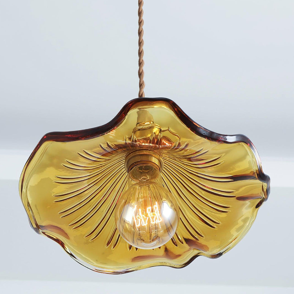 吊るされた花のランプ – 自然の魅力と優しい精神 