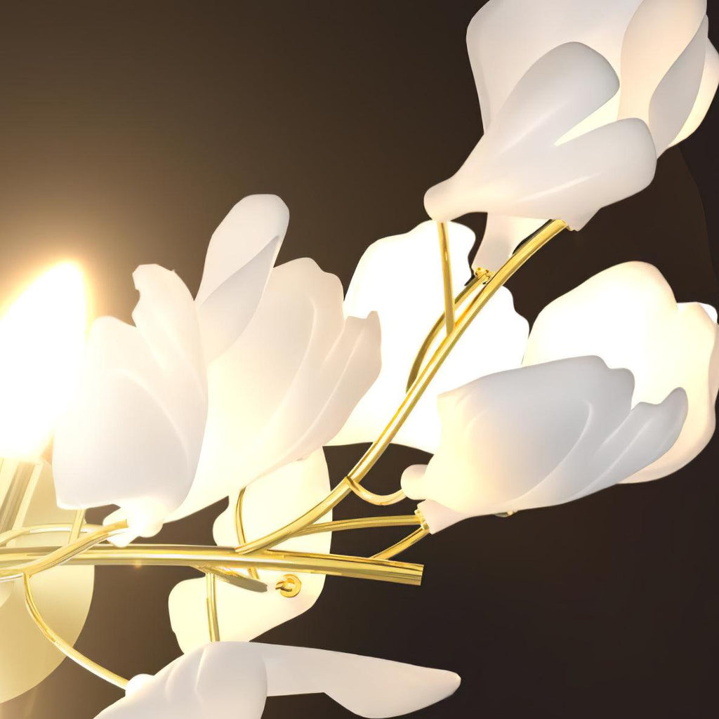 Blomstret vegglampe - Gylden eleganse og mykt lys