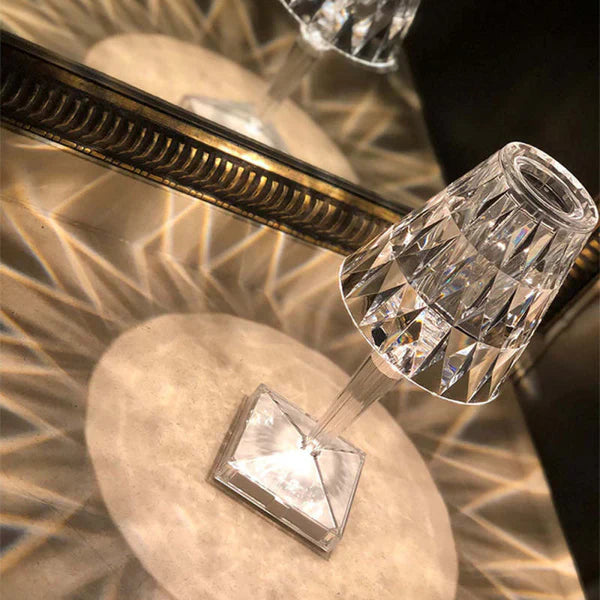 Lâmpada de Mesa Cristalina – Elegância Moderna e Ambiente Aconchegante 