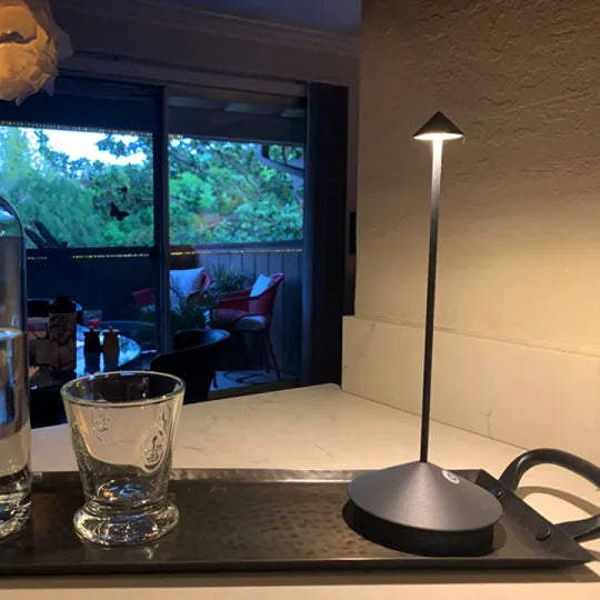 LEDテーブルランプ – ワイヤレスで充電可能 