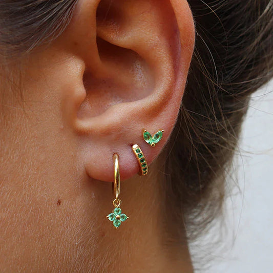 Conjunto de Aros y Pendientes – Versatilidad y Brillo Sutil 