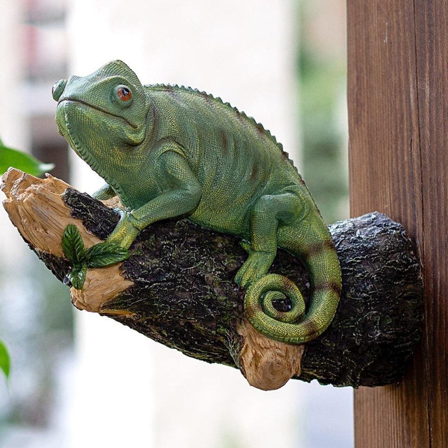 Resina figura de camaleón en el árbol